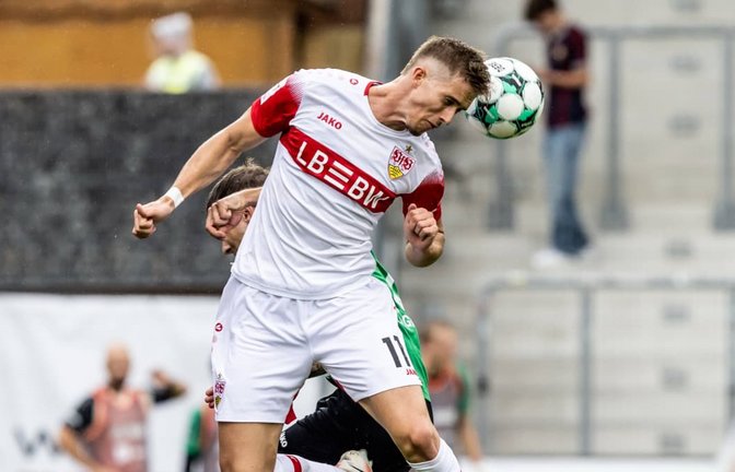 Mit vollem Einsatz: Oliver Rölke vom VfB Stuttgart II geht geht im Spiel gegen Preußen Münster zum Kopfball.<span class='image-autor'>IMAGO/Lucca Fundel</span>