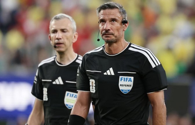 Slavko Vincic (r.) darf das WM-Finale leiten. (Archivbild)<span class='image-autor'>Adam Hunger/ AP/dpa</span>