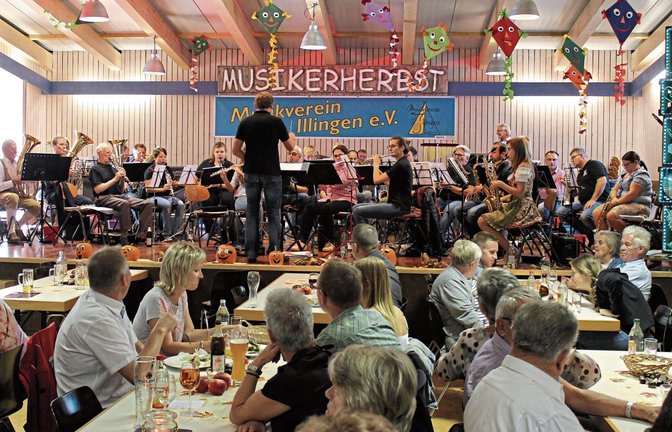 Das Blasorchester des Musikvereins Illingen spielt auf. Foto: Pfisterer