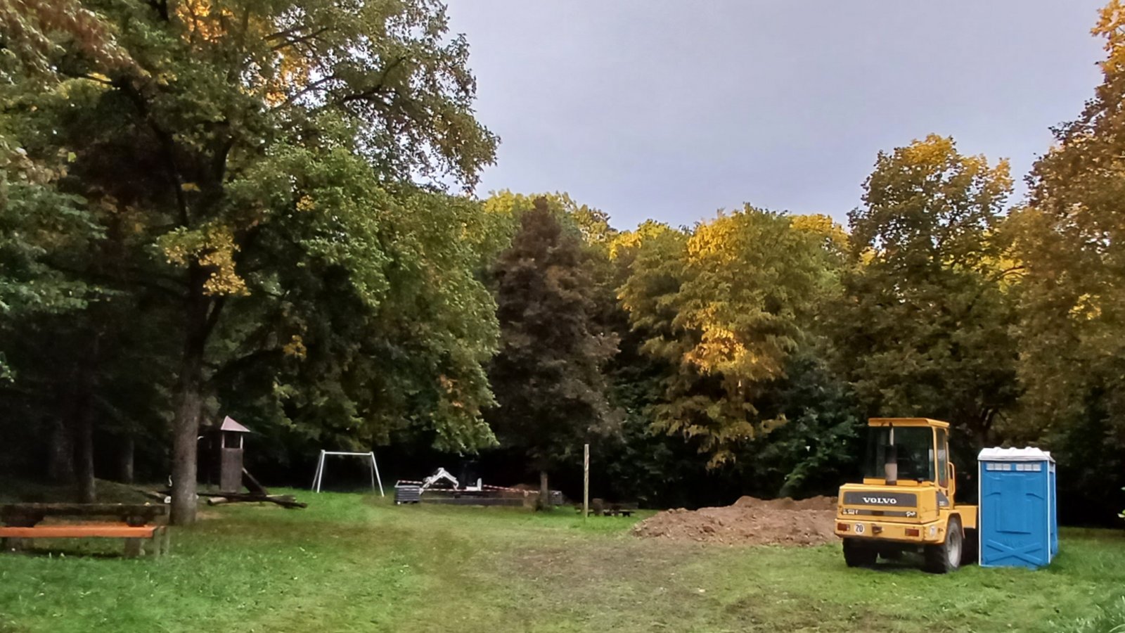 Beim Spielplatz Sonnenbergstraße in Aurich tut sich was. Der Sandkasten wird neu gestaltet samt einem Sandspielgerät für Kleinkinder, berichtet Vaihingens Stadtsprecher Matthias Löw auf Nachfrage. Die Seilbahn wird erneuert, einen Turm mit Rutsche und einen Kletterseilgarten wird es unter der Regie des Bauhofs der Stadt Vaihingen geben. Ausprobiert werden kann der im Zuge der regelmäßigen Erneuerung der Spielplätze mit neuen Geräten ausgestaltete Platz voraussichtlich ab Anfang Oktober.  Foto: Rücker