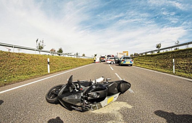 Die Motorradfahrerin wurde bei dem Unfall schwer verletzt.  Foto: Karsten-Schmalz.de