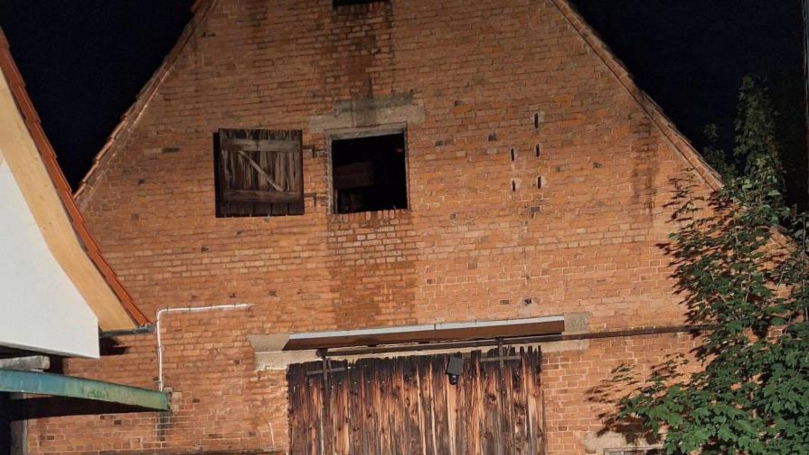 Der Dachstuhl der Scheune Hinter der Kirche hatte Feuer gefangen. Foto: Mross Der Dachstuhl der Scheune Hinter der Kirche hatte Feuer gefangen. Foto: Mross