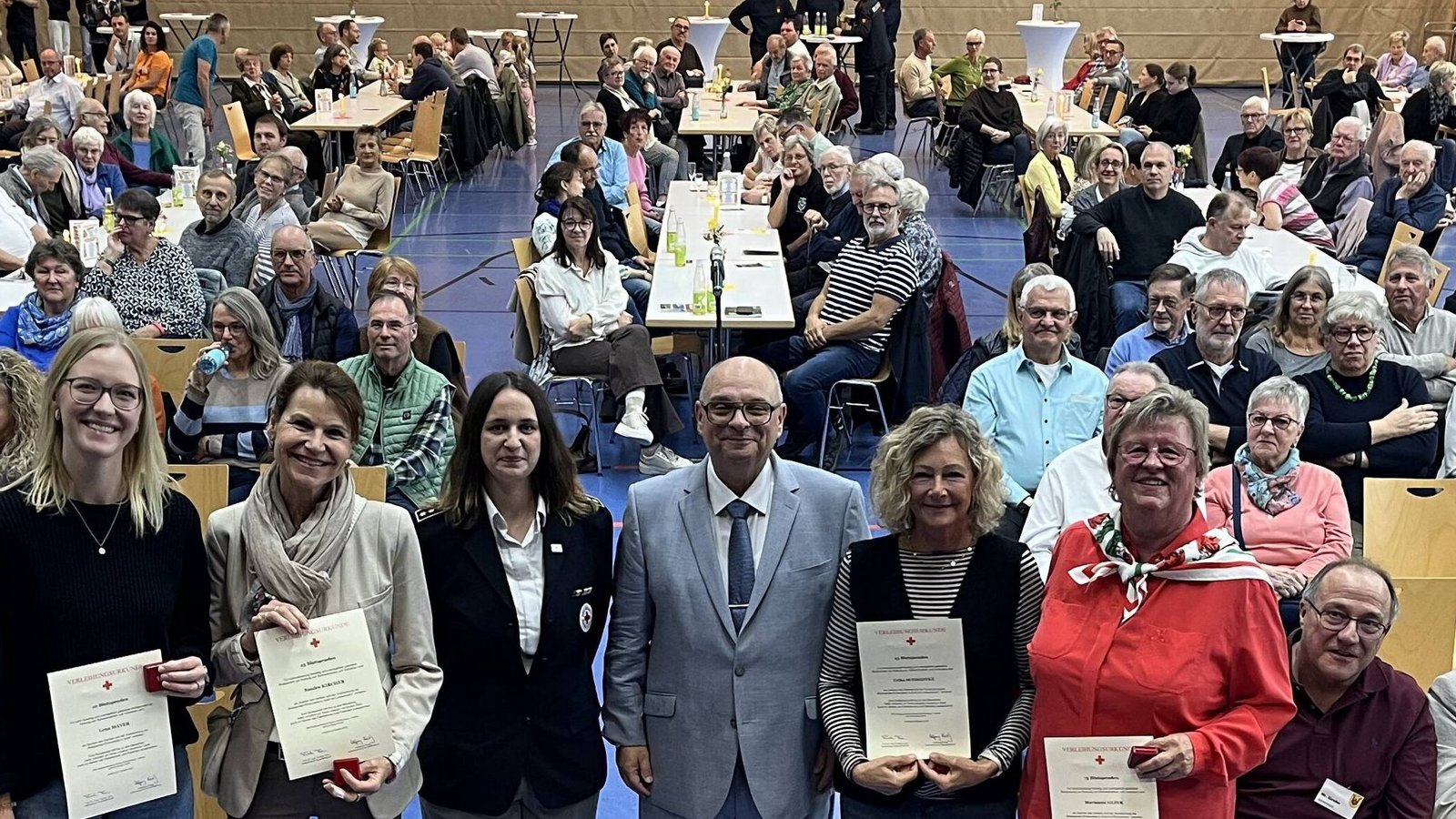 Bei der Sersheimer Einwohnerversammlung ehren Melanie Zanardo (Dritte von links) vom DRK-Ortsverband und Bürgermeister Jürgen Scholz (Bildmitte) auch verdiente Blutspender der Gemeinde: Lena Mayer (10), Sandra Kircher (25), Erika Schmidtke (25), Fabian Schumm (25), Marianne Glink (75) und Steffen Wittmann (100). Foto: Glemser Bei der Sersheimer Einwohnerversammlung ehren Melanie Zanardo (Dritte von links) vom DRK-Ortsverband und Bürgermeister Jürgen Scholz (Bildmitte) auch verdiente Blutspender der Gemeinde: Lena Mayer (10), Sandra Kircher (25), Erika Schmidtke (25), Fabian Schumm (25), Marianne Glink (75) und Steffen Wittmann (100). Foto: Glemser