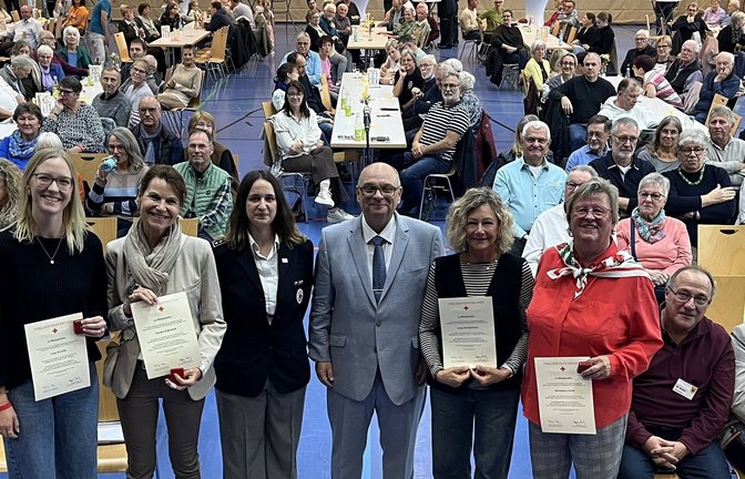 Bei der Sersheimer Einwohnerversammlung ehren Melanie Zanardo (Dritte von links) vom DRK-Ortsverband und Bürgermeister Jürgen Scholz (Bildmitte) auch verdiente Blutspender der Gemeinde: Lena Mayer (10), Sandra Kircher (25), Erika Schmidtke (25), Fabian Schumm (25), Marianne Glink (75) und Steffen Wittmann (100).  <span class='image-autor'>Foto: Glemser</span>