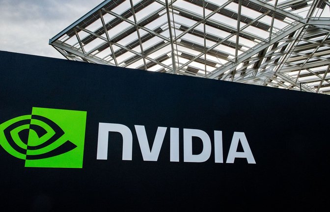 Der Halbleiter-Spezialist Nvidia spielt mit seinen Chip-Systemen eine Schlüsselrolle im aktuellen Boom bei Künstlicher Intelligenz.<span class='image-autor'>Foto: Andrej Sokolow/dpa</span>