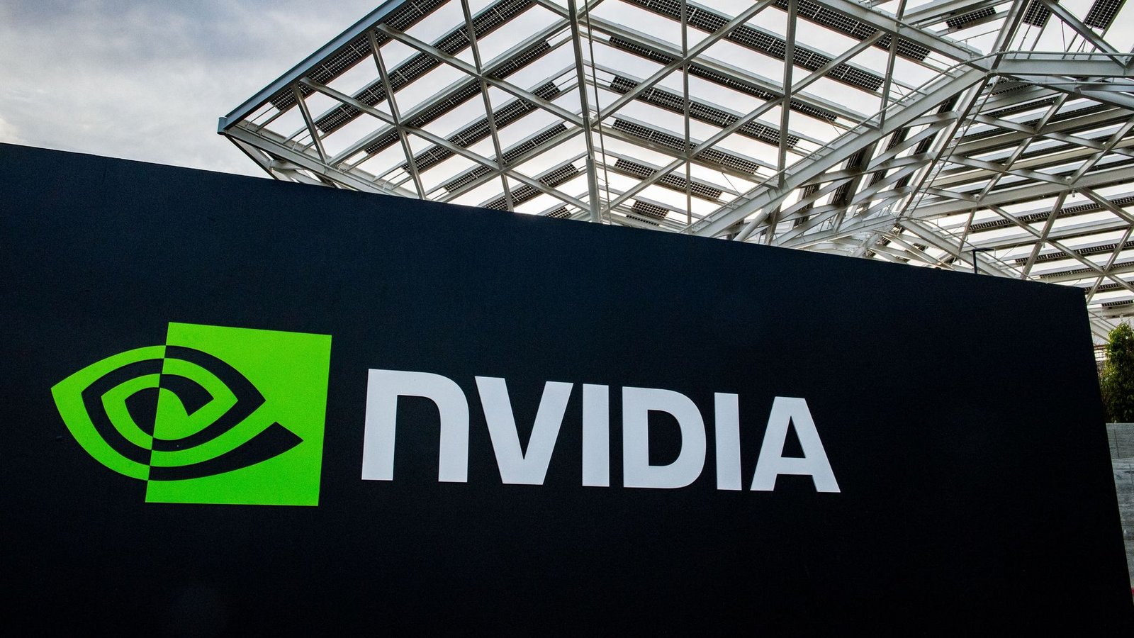 Der Halbleiter-Spezialist Nvidia spielt mit seinen Chip-Systemen eine Schlüsselrolle im aktuellen Boom bei Künstlicher Intelligenz.Foto: Andrej Sokolow/dpa