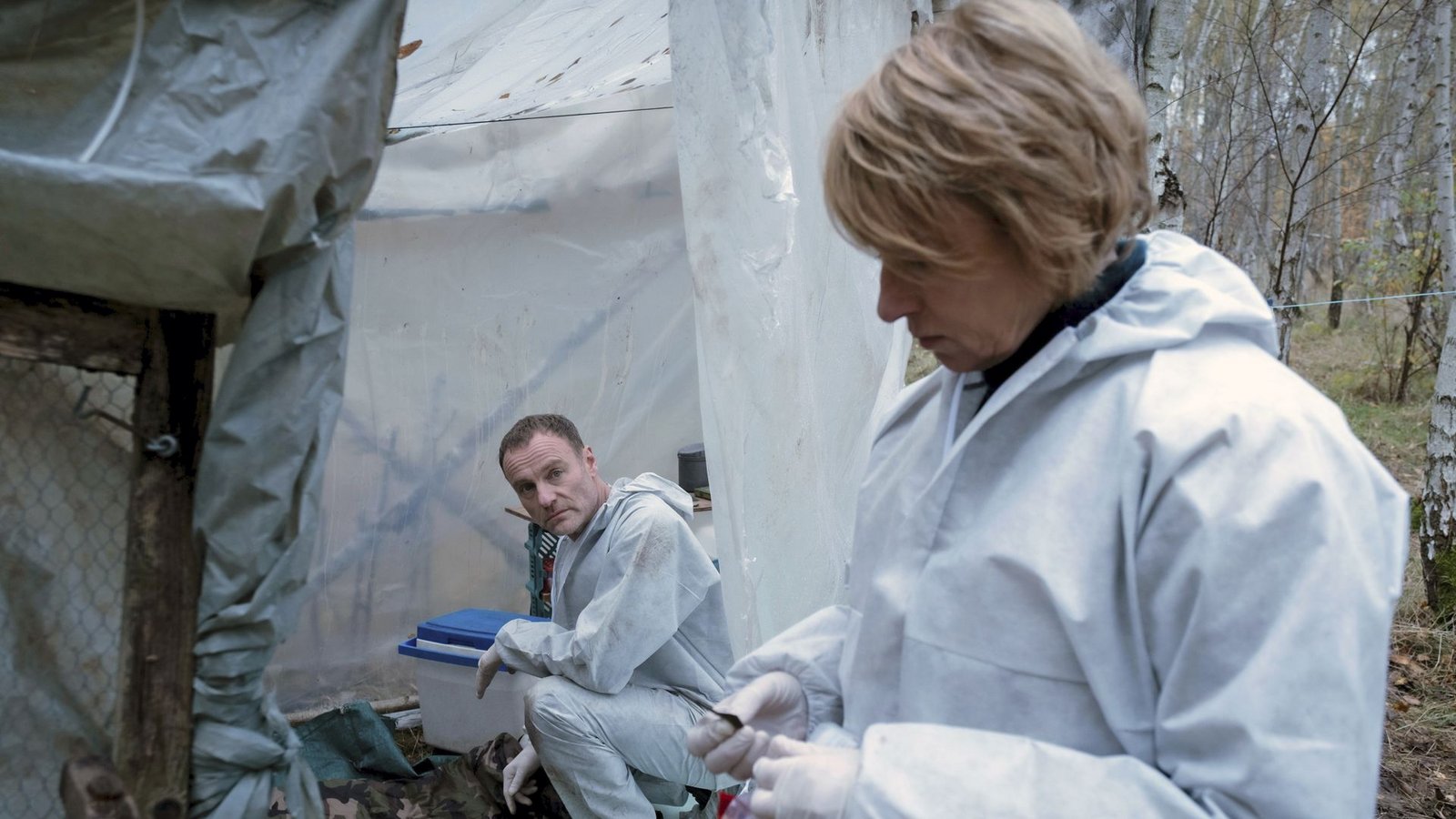 Susanne Bonard (Corinna Harfouch, re.) und Robert Karow (Mark Waschke, li.) werten die Spuren am Tatort aus, wo der tote Obdachlose im Wald entdeckt wurde.Foto: rbb/Conny Klein
