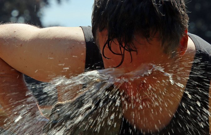 Trinken und Abkühlen ist mit das Wichtigste bei sehr hohen Temperaturen.<span class='image-autor'>Foto: Imago/Markus Tischler</span>