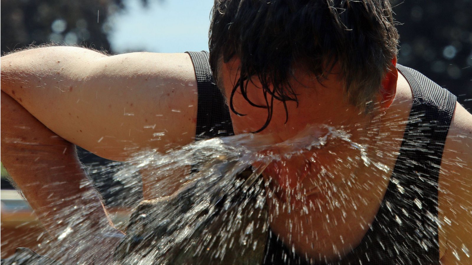 Trinken und Abkühlen ist mit das Wichtigste bei sehr hohen Temperaturen.Foto: Imago/Markus Tischler Trinken und Abkühlen ist mit das Wichtigste bei sehr hohen Temperaturen.Foto: Imago/Markus Tischler