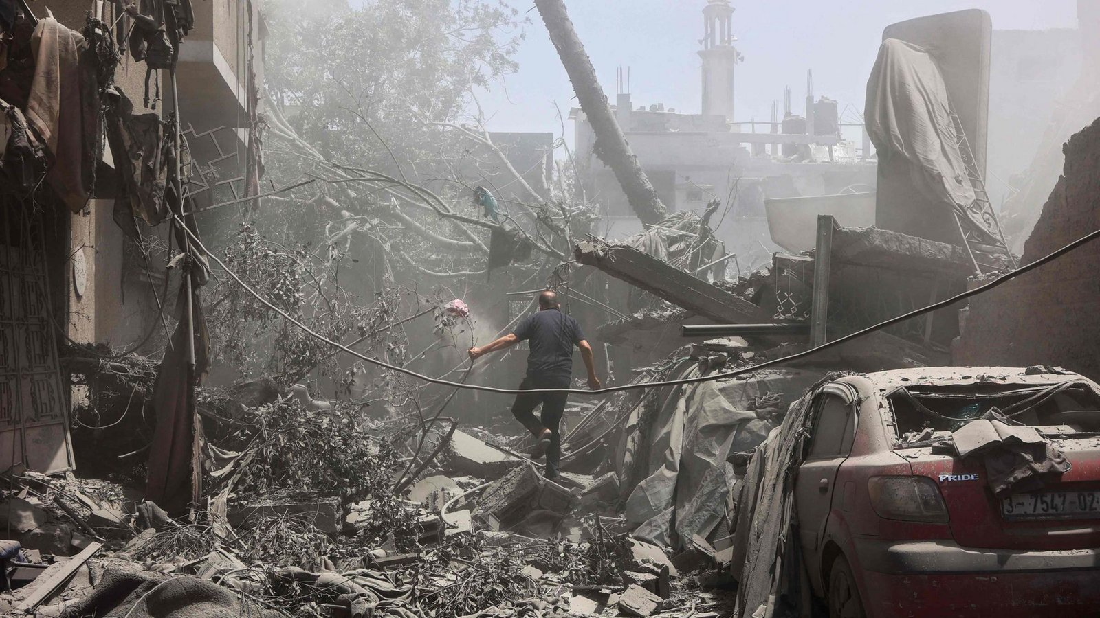 Ein Anwohner von Gaza-Stadt läuft durch die Trümmer.Foto: OMAR AL-QATTAA/AFP Ein Anwohner von Gaza-Stadt läuft durch die Trümmer.Foto: OMAR AL-QATTAA/AFP