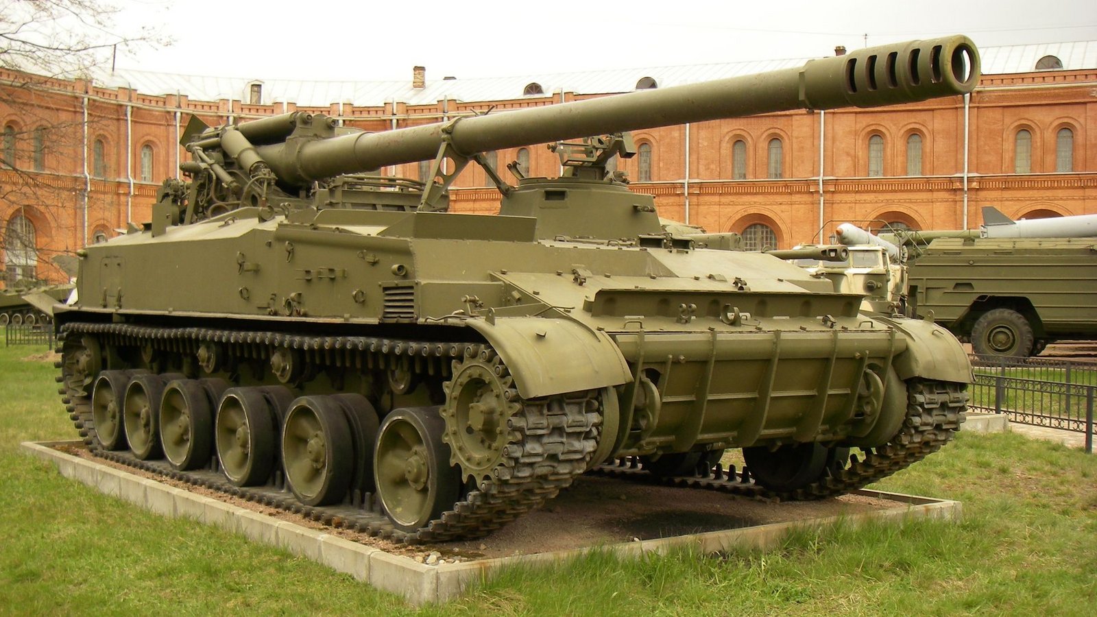 Ukraine: Die 2S5 Giazint-S ( Hyazinthe) ist eine Selbstfahrlafette, die Mitte der 1970er-Jahre in der Sowjetunion entwickelt wurde. Sie wurde parallel zur gezogenen Kanone 2A36 entwickelt. Erste Serienexemplare erschienen 1976.  Sie ist bei den ukrainischen  Streitkräften  im Einsatz.Foto: Wikipedia commons/One half 3544