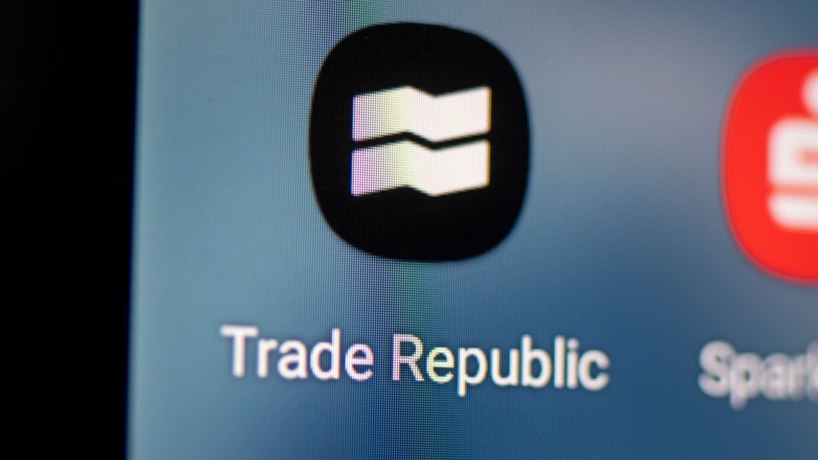 Der Online-Broker Trade Republic arbeitet rein App-basiert, hat aber die Bankenbranche schon aufgeschreckt. (Symbolfoto)Foto: Fabian Sommer/dpa