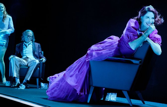 Sylvana Krappatsch (re.) brilliert als abgründig schlagfertige Dame des Hauses, die ihren Gatten George  (Matthias Leja) vor Gästen – Honey (Teresa Annina Korfmacher) – beleidigt.<span class='image-autor'>Foto: Arno Declair / Schauspiel Stuttgart</span>