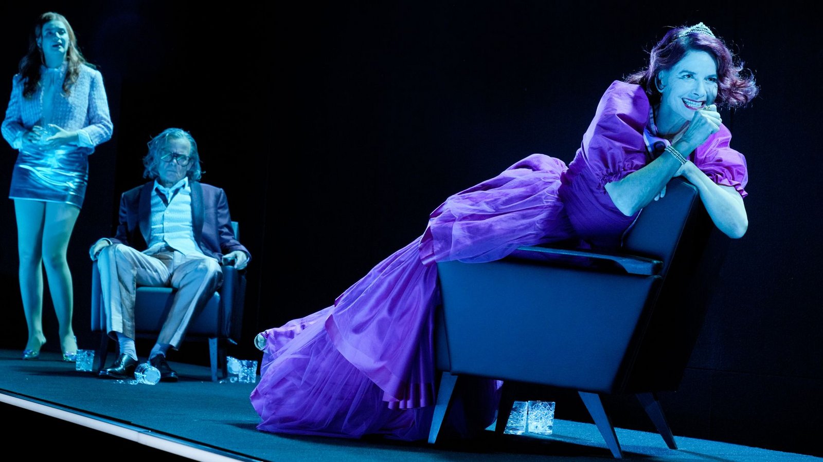 Sylvana Krappatsch (re.) brilliert als abgründig schlagfertige Dame des Hauses, die ihren Gatten George (Matthias Leja) vor Gästen – Honey (Teresa Annina Korfmacher) – beleidigt.Foto: Arno Declair / Schauspiel Stuttgart Sylvana Krappatsch (re.) brilliert als abgründig schlagfertige Dame des Hauses, die ihren Gatten George (Matthias Leja) vor Gästen – Honey (Teresa Annina Korfmacher) – beleidigt.Foto: Arno Declair / Schauspiel Stuttgart