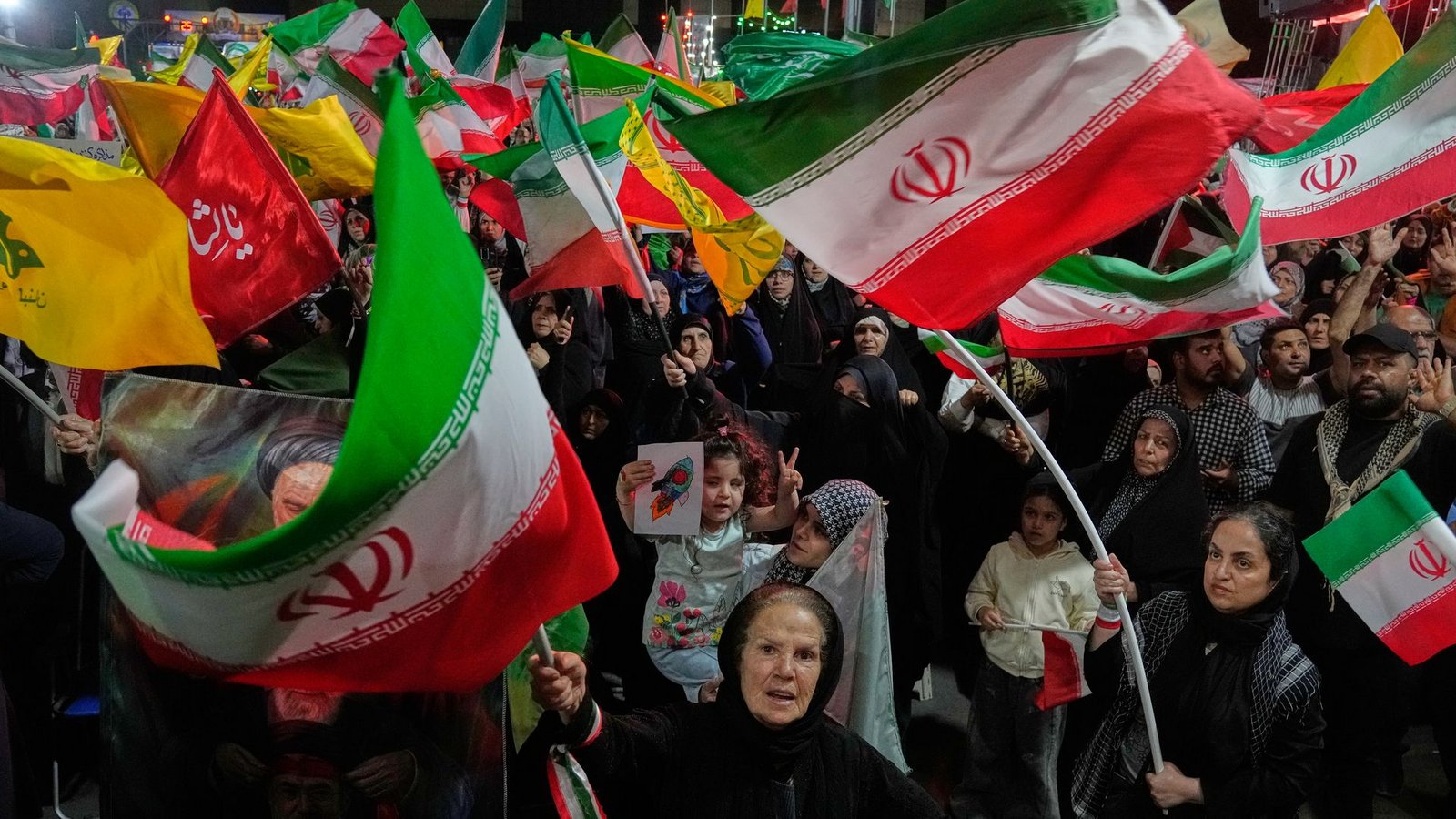 Regierungsnahe Demonstranten im Iran.Foto: Vahid Salemi/AP/dpa