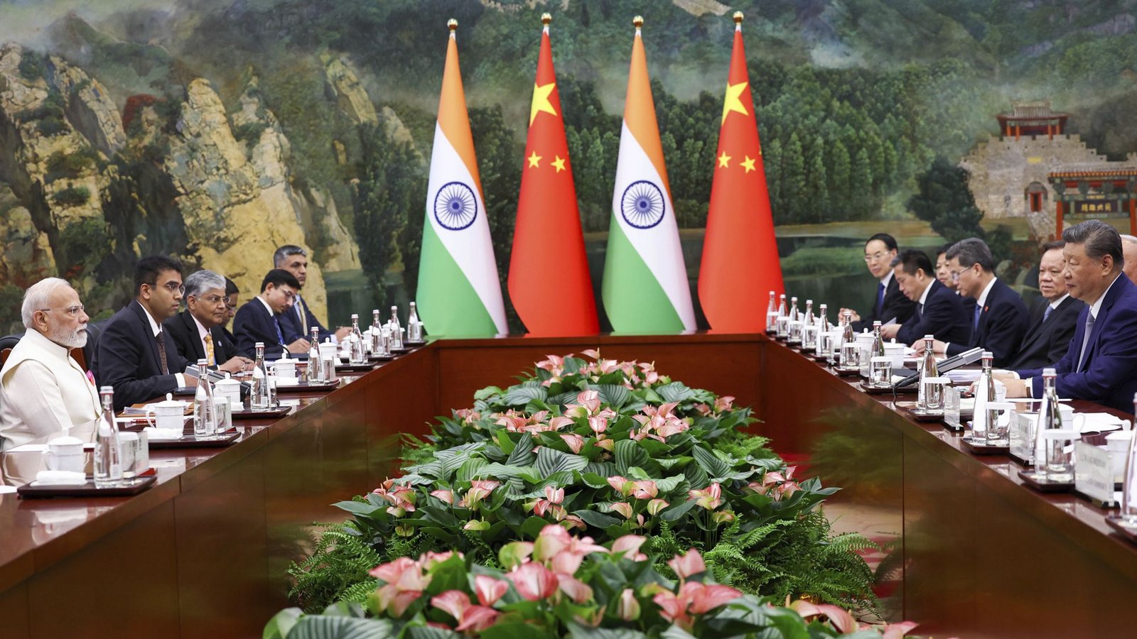 Der indische Premierminister Narendra Modi (li.) und der chinesische Präsident Xi Jinping (re.) in TianjinFoto: Indian Prime Minister's Office/AP/dpa Der indische Premierminister Narendra Modi (li.) und der chinesische Präsident Xi Jinping (re.) in TianjinFoto: Indian Prime Minister's Office/AP/dpa