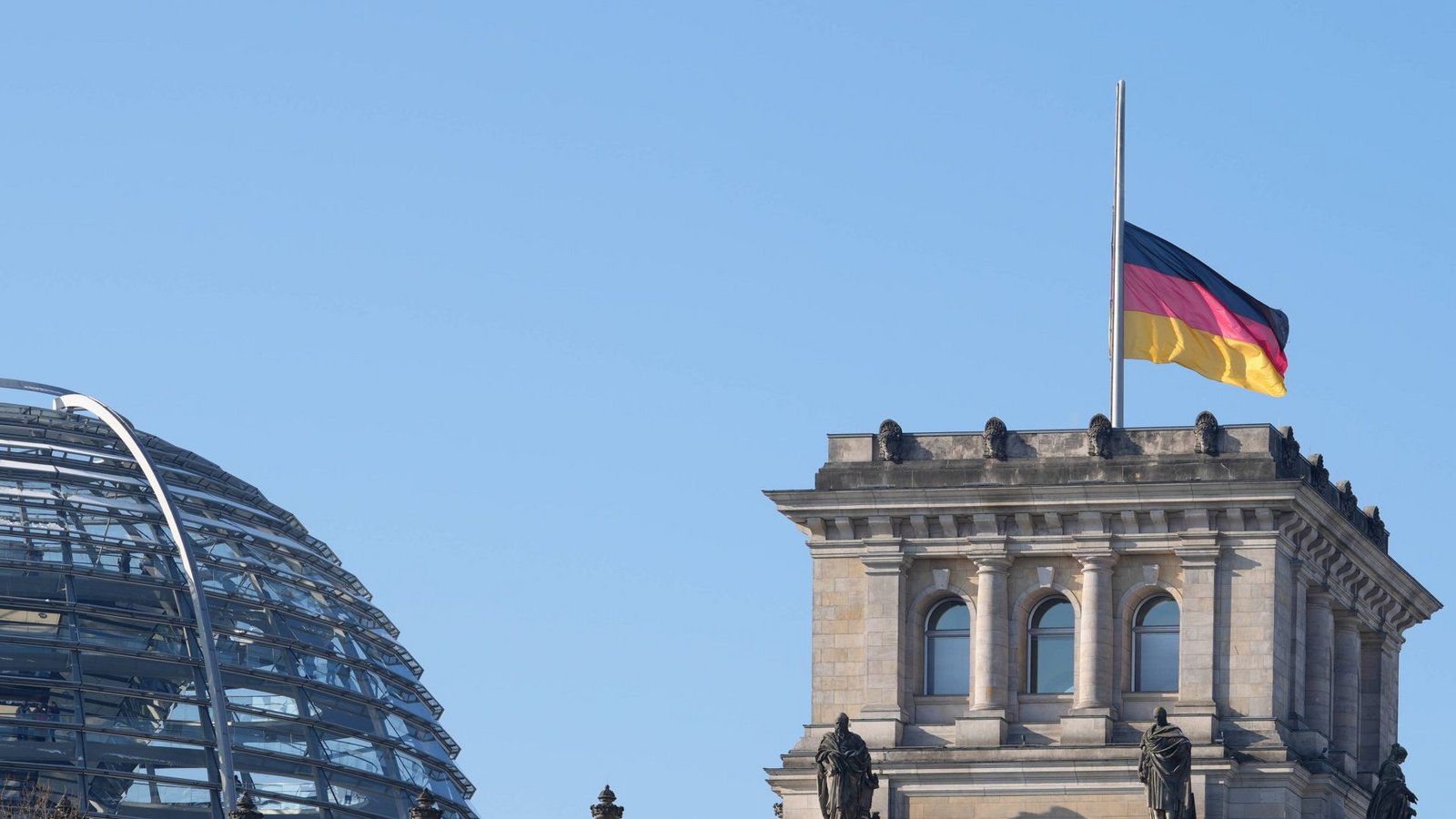 Die Flaggen stehen in Deutschland mehrmals im Jahr auf halbmast.Foto: IMAGO/Political-Moments/IMAGO Die Flaggen stehen in Deutschland mehrmals im Jahr auf halbmast.Foto: IMAGO/Political-Moments/IMAGO