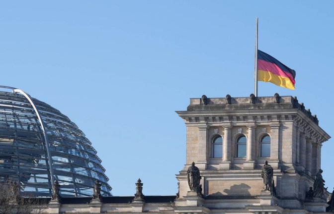 Die Flaggen stehen in Deutschland mehrmals im Jahr auf halbmast.<span class='image-autor'>Foto: IMAGO/Political-Moments/IMAGO</span>