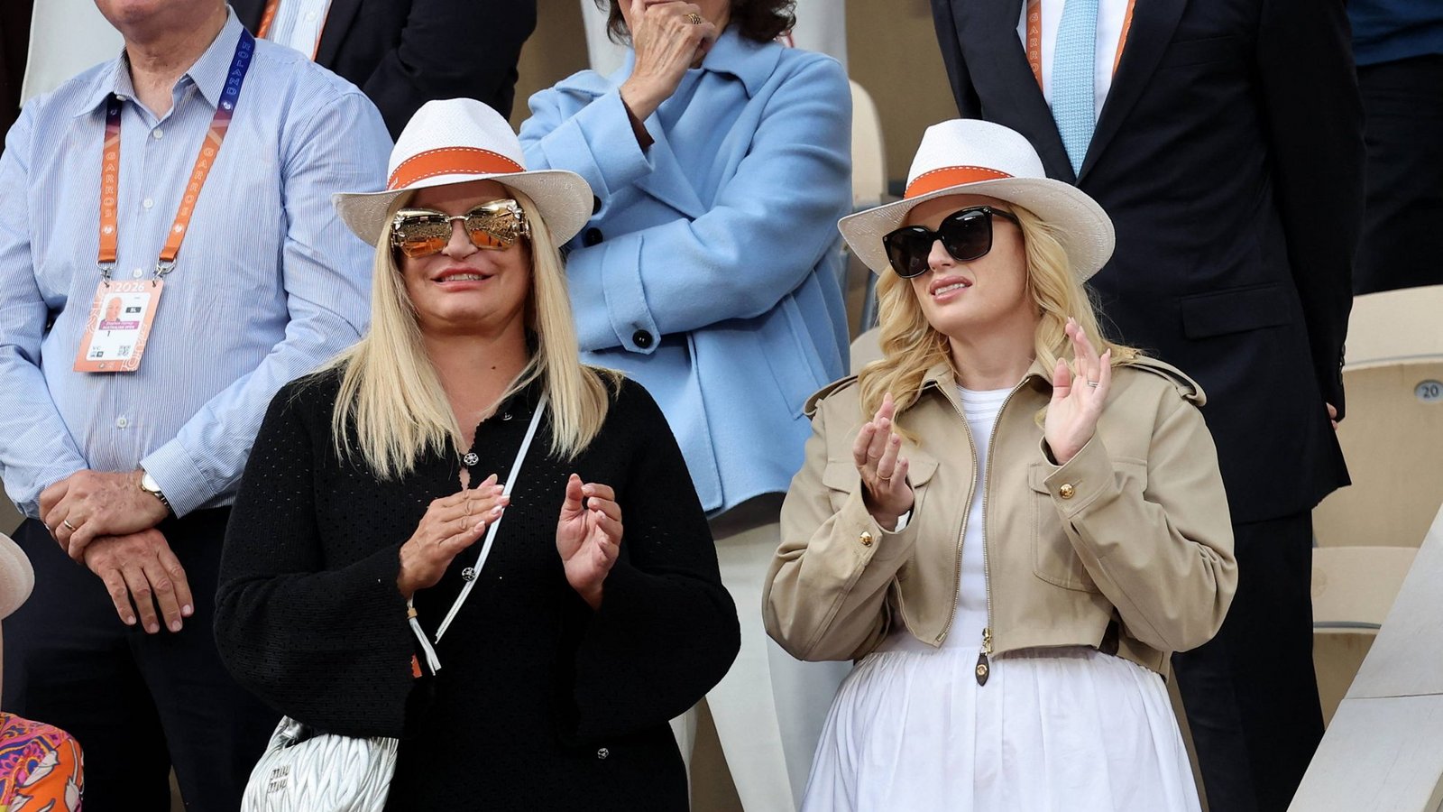 Schauspielerin Rebel Wilson (r.) und eine Begleitung applaudieren während des Endspiels auf der Tribüne.Foto: IMAGO / Bestimage Schauspielerin Rebel Wilson (r.) und eine Begleitung applaudieren während des Endspiels auf der Tribüne.Foto: IMAGO / Bestimage