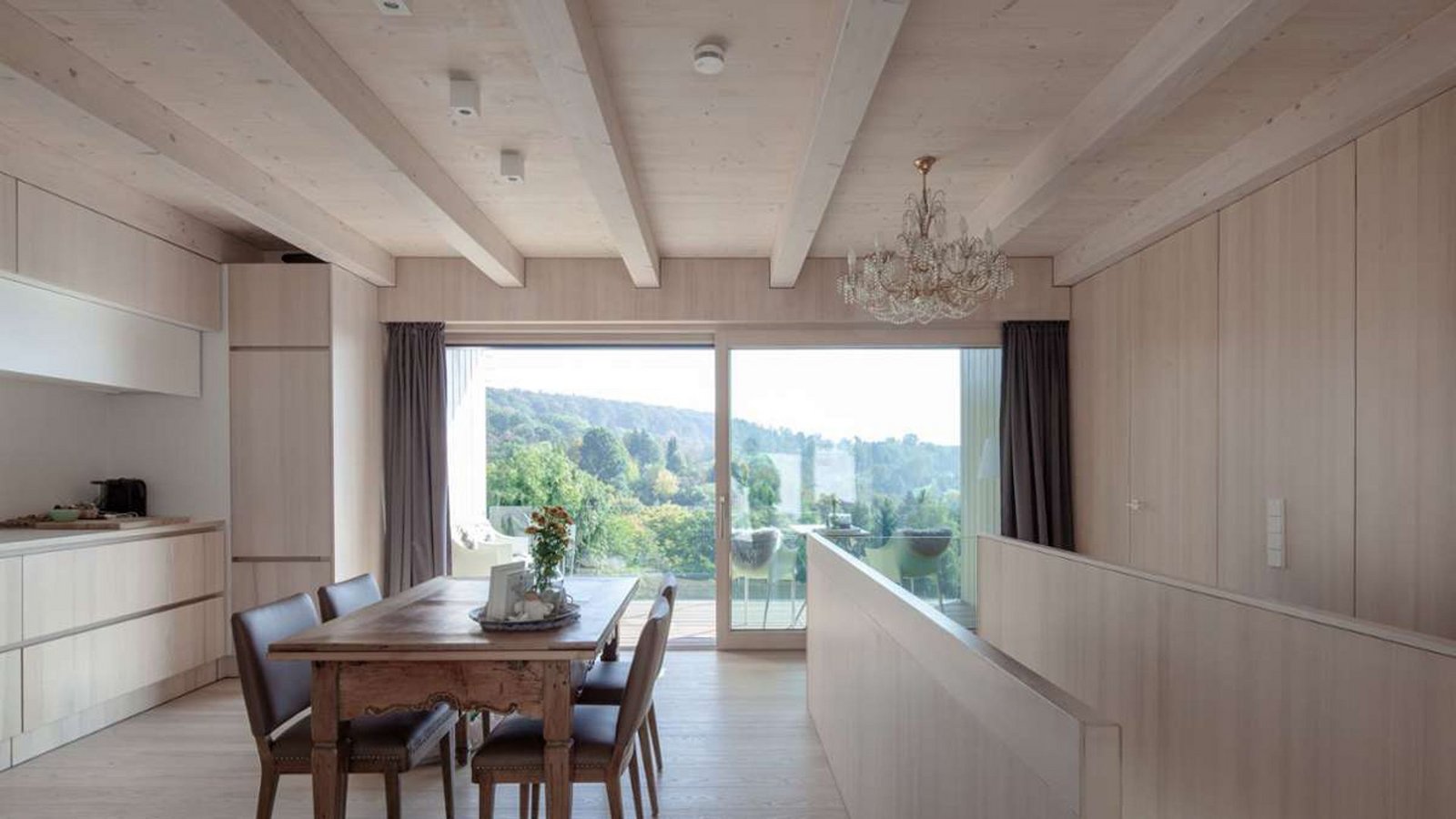 In der oberen Etage befindet sich die Wohnküche mit Balkon und herrlichem Ausblick.Foto: Thomas Sixt Finckh In der oberen Etage befindet sich die Wohnküche mit Balkon und herrlichem Ausblick.Foto: Thomas Sixt Finckh