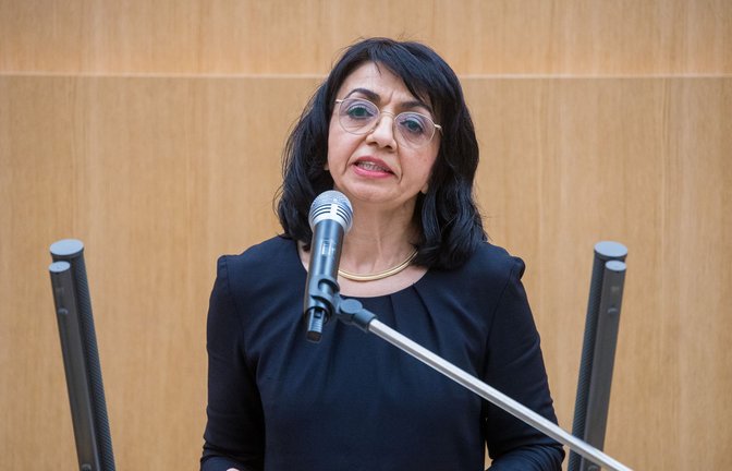 Landtagspräsidentin Muhterem Aras (Grüne) spricht bei der Gedenkveranstaltung im Landtag.<span class='image-autor'>Foto: Lichtgut/Christoph Schmidt</span>