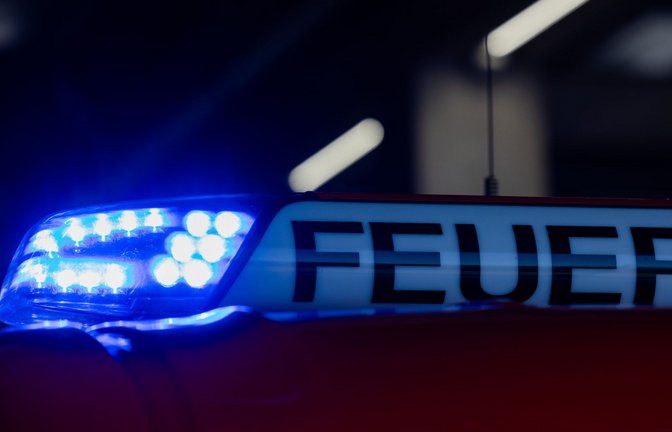 Die Feuerwehr musste in Köln eine illegale Rave-Party beenden.<span class='image-autor'>Foto: Rolf Vennenbernd/dpa</span>