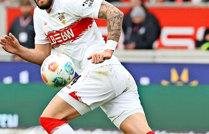 Stuttgarts Verteidiger Jeff Chabot hat den Ball fest im Blick.<span class='image-autor'>Foto: Baumann</span>
