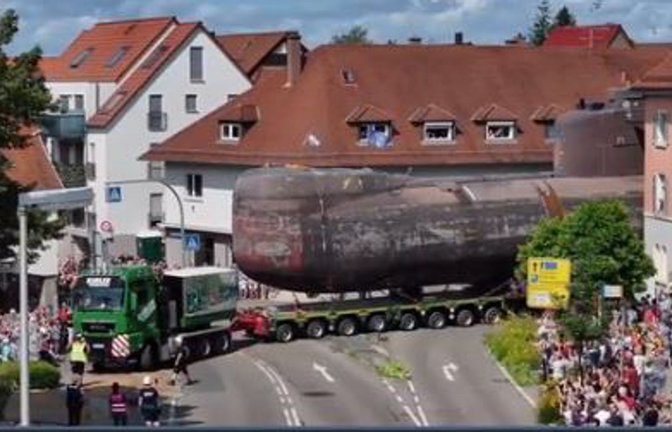 Der U17-Transport durchquert die  Ortsmitte von Bad Rappenau. Das Technikmuseum Sinsheim zeigt das aufregende Manöver auf seinem Instagram-Auftritt.<span class='image-autor'>Foto: Screenshot Instagram/technikmuseen_sinsheimspeyer</span>