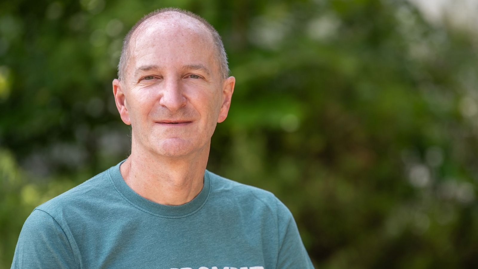 Für Marcus Schulze sind Gullideckel besonders schwer. Es besteht das Risiko, dass die kleinen Räder des Rollstuhls im Gulli stecken bleiben.Foto: Universitätsklinikum Heidelberg / H. Schröder