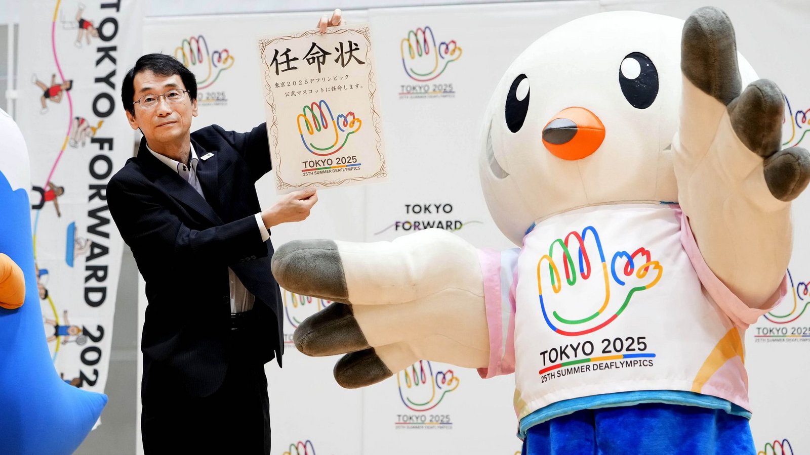Maskottchen der Gehörlosenspiele 2025 ist die Möwe Yurito, das Logo mit der Hand verweist auf die Gebärdensprache.Foto: imago/Aflosport Maskottchen der Gehörlosenspiele 2025 ist die Möwe Yurito, das Logo mit der Hand verweist auf die Gebärdensprache.Foto: imago/Aflosport