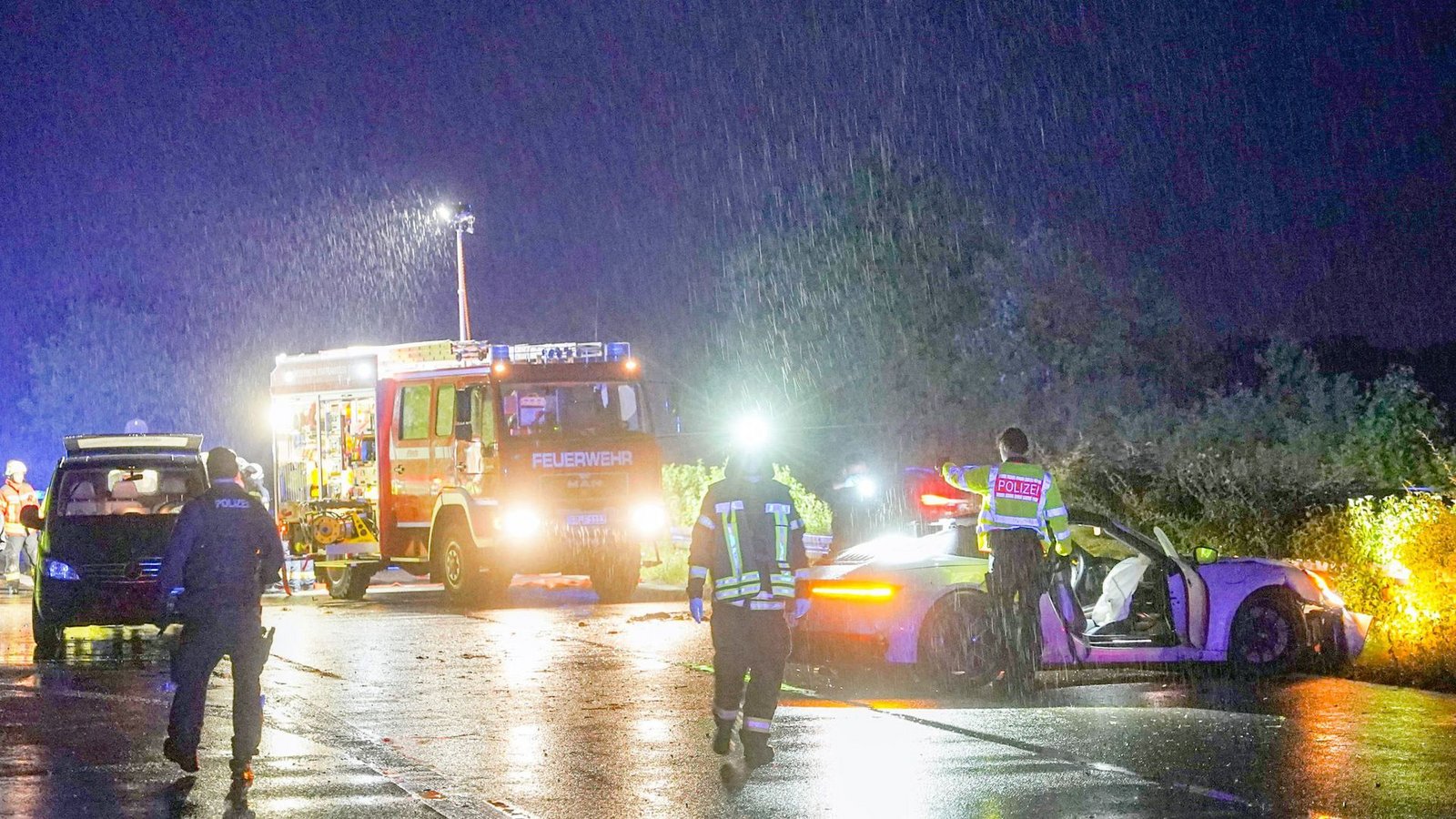 Zwei Menschen sterben auf der Bundesstraße.Foto: Nick Kauz/EinsatzReport24/dpa