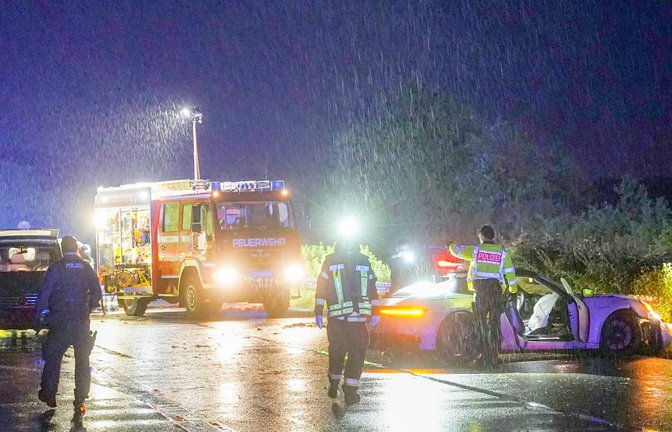 Zwei Menschen sterben auf der Bundesstraße.<span class='image-autor'>Foto: Nick Kauz/EinsatzReport24/dpa</span>