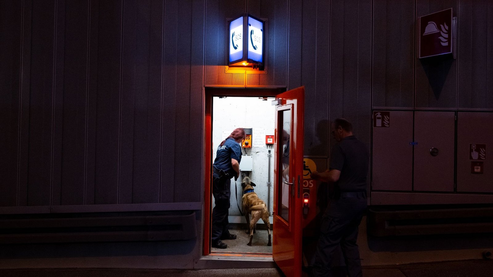 Polizisten durchsuchen mit Sprengstoffspürhund einen Tunnel auf der Protokollstrecke des G7-Gipfels, der kommende Woche auf Schloss Elmau stattfindet.Foto: Sven Hoppe/dpa