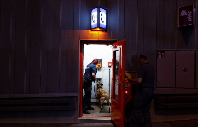 Polizisten durchsuchen mit Sprengstoffspürhund einen Tunnel auf der Protokollstrecke des G7-Gipfels, der kommende Woche auf Schloss Elmau stattfindet.<span class='image-autor'>Foto: Sven Hoppe/dpa</span>