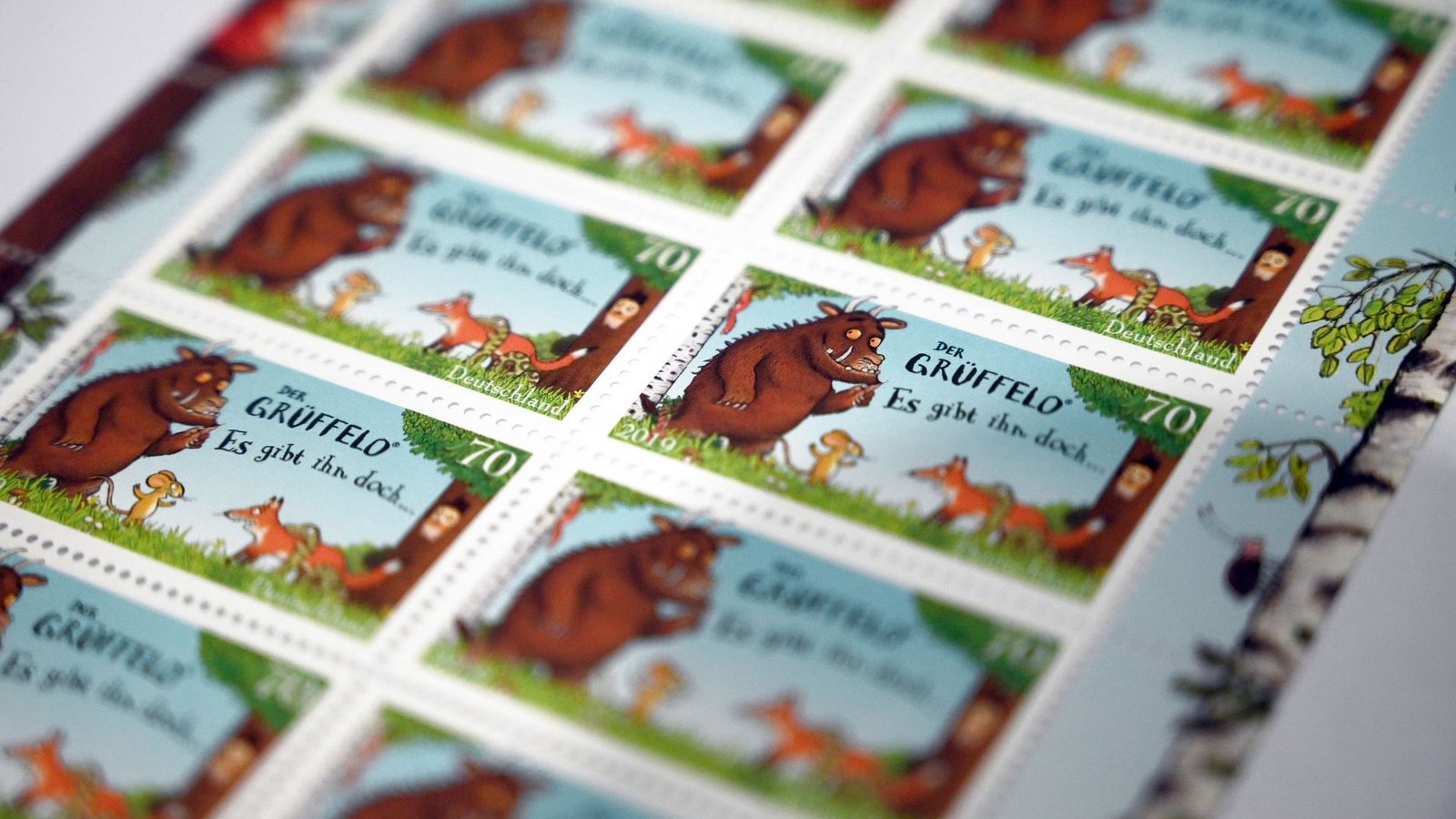 Selbst eine Briefmarke wurde dem "Grüffelo" bereits gewidmet. (Archivbild)Foto: Henning Kaiser/dpa