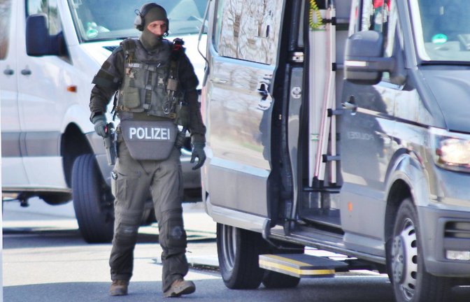 Ein Beamter des SEK Baden-Württemberg nach dem Schusswechsel mit einem mutmaßlichen Rechtsterroristen in Reutlingen im März 2023.<span class='image-autor'>Foto: Kevin Lermer/7aktuell.de</span>