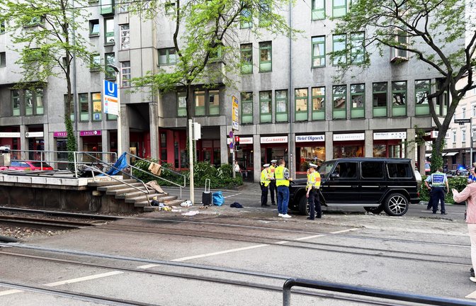 Spurensicherung am 2. Mai 2025 an der Unfallstelle am Olgaeck, nachdem die Rettungskräfte abgerückt sind. Die Ermittlungsergebnisse sind wesentlicher Bestandteil des Prozesses wegen fahrlässiger Tötung im Amtsgericht.<span class='image-autor'>Foto: SDMG/Rafael Schulz</span>