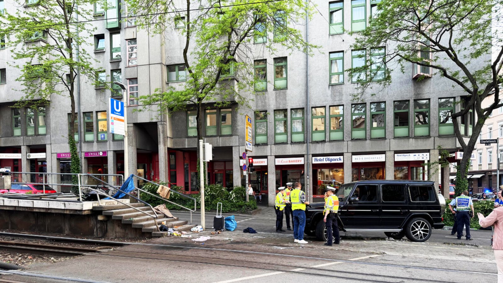Spurensicherung am 2. Mai 2025 an der Unfallstelle am Olgaeck, nachdem die Rettungskräfte abgerückt sind. Die Ermittlungsergebnisse sind wesentlicher Bestandteil des Prozesses wegen fahrlässiger Tötung im Amtsgericht.Foto: SDMG/Rafael Schulz Spurensicherung am 2. Mai 2025 an der Unfallstelle am Olgaeck, nachdem die Rettungskräfte abgerückt sind. Die Ermittlungsergebnisse sind wesentlicher Bestandteil des Prozesses wegen fahrlässiger Tötung im Amtsgericht.Foto: SDMG/Rafael Schulz