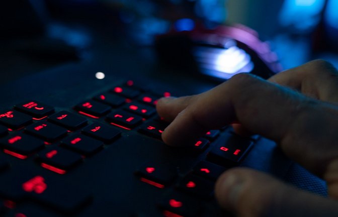 Ein 45-Jähriger wird wegen diverser Hackerangriffe angeklagt.<span class='image-autor'>Foto: dpa/Nicolas Armer</span>