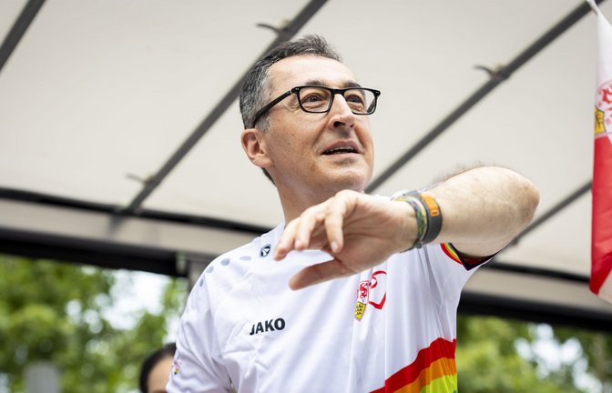 Beim Christopher Street Day ist Cem Özdemir auf dem Wagen des VfB mitgefahren.<span class='image-autor'>Foto: Lichtgut/Julian Rettig</span>