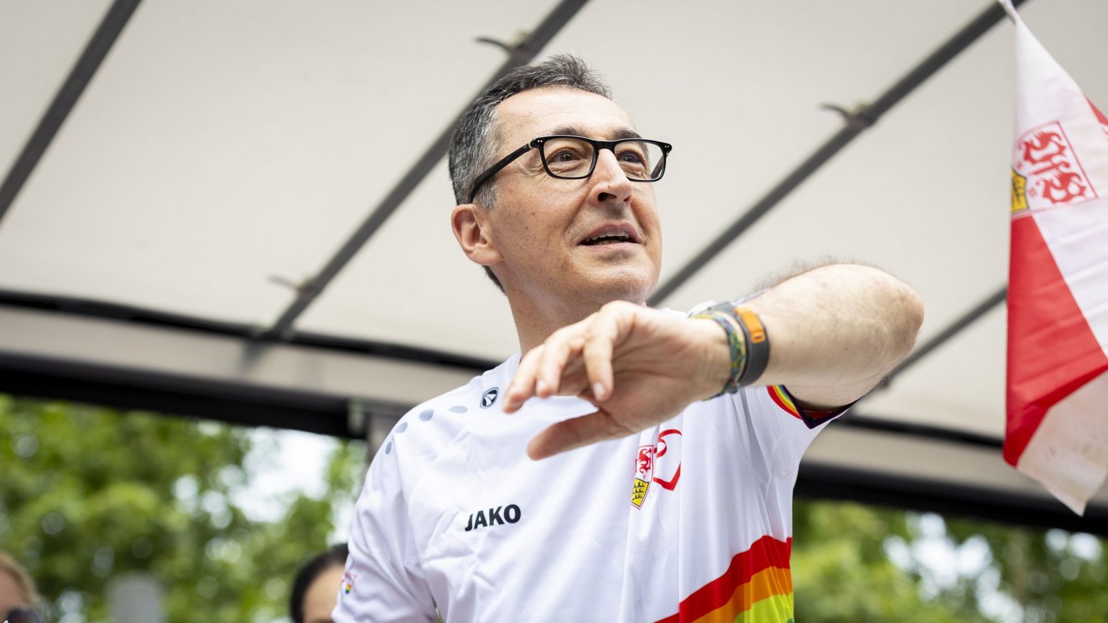 Beim Christopher Street Day ist Cem Özdemir auf dem Wagen des VfB mitgefahren.Foto: Lichtgut/Julian Rettig Beim Christopher Street Day ist Cem Özdemir auf dem Wagen des VfB mitgefahren.Foto: Lichtgut/Julian Rettig