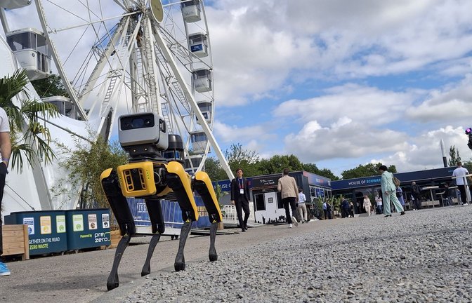 Der Roboter „Spot“ läuft über das Gelände der Tech in Heilbronn.<span class='image-autor'>Foto: Frederik Herrmann</span>