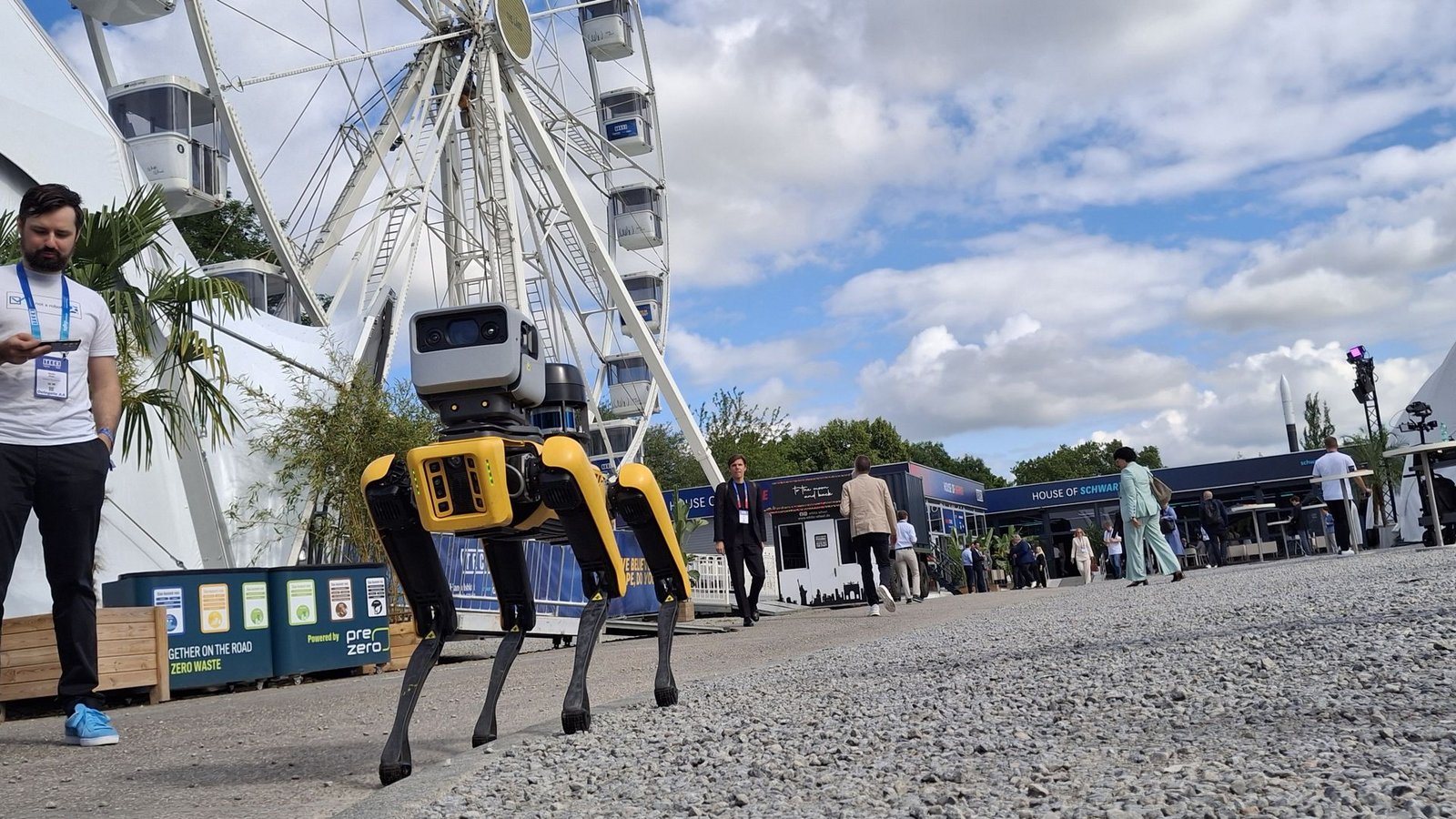 Der Roboter „Spot“ läuft über das Gelände der Tech in Heilbronn.Foto: Frederik Herrmann Der Roboter „Spot“ läuft über das Gelände der Tech in Heilbronn.Foto: Frederik Herrmann