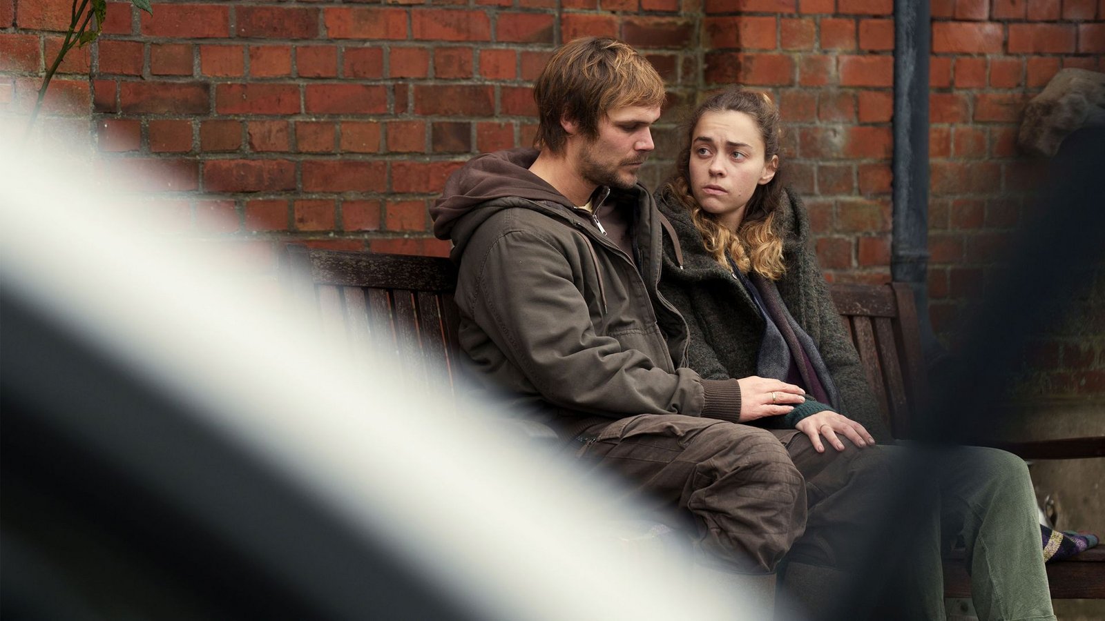 Haben sich ihr Leben anders vorgestellt: Frauke (Ronja Herberich, r.) und Sven (Henning Flüsloh, l.).Foto: NDR/Christine Schroeder Haben sich ihr Leben anders vorgestellt: Frauke (Ronja Herberich, r.) und Sven (Henning Flüsloh, l.).Foto: NDR/Christine Schroeder