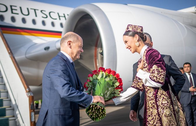 Bundeskanzler Olaf Scholz (SPD) wird am Flughafen von Samarkand begrüßt.<span class='image-autor'>Foto: dpa/Michael Kappeler</span>