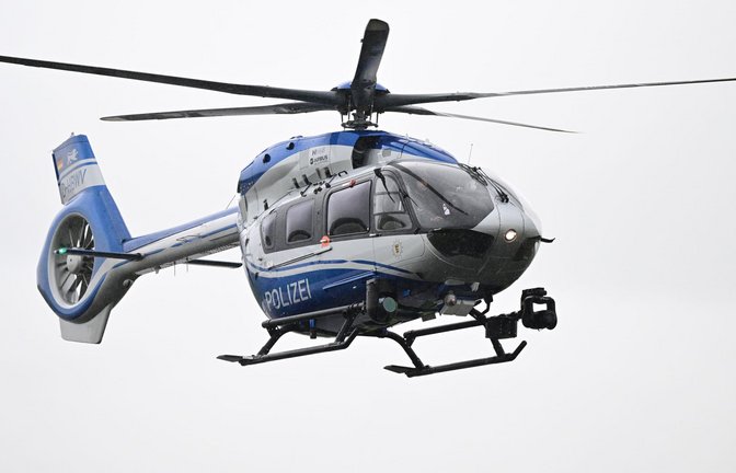 Ein Polizeihubschrauber suchte nach dem Mann (Symbolbild).<span class='image-autor'>Foto: dpa/Bernd Weißbrod</span>