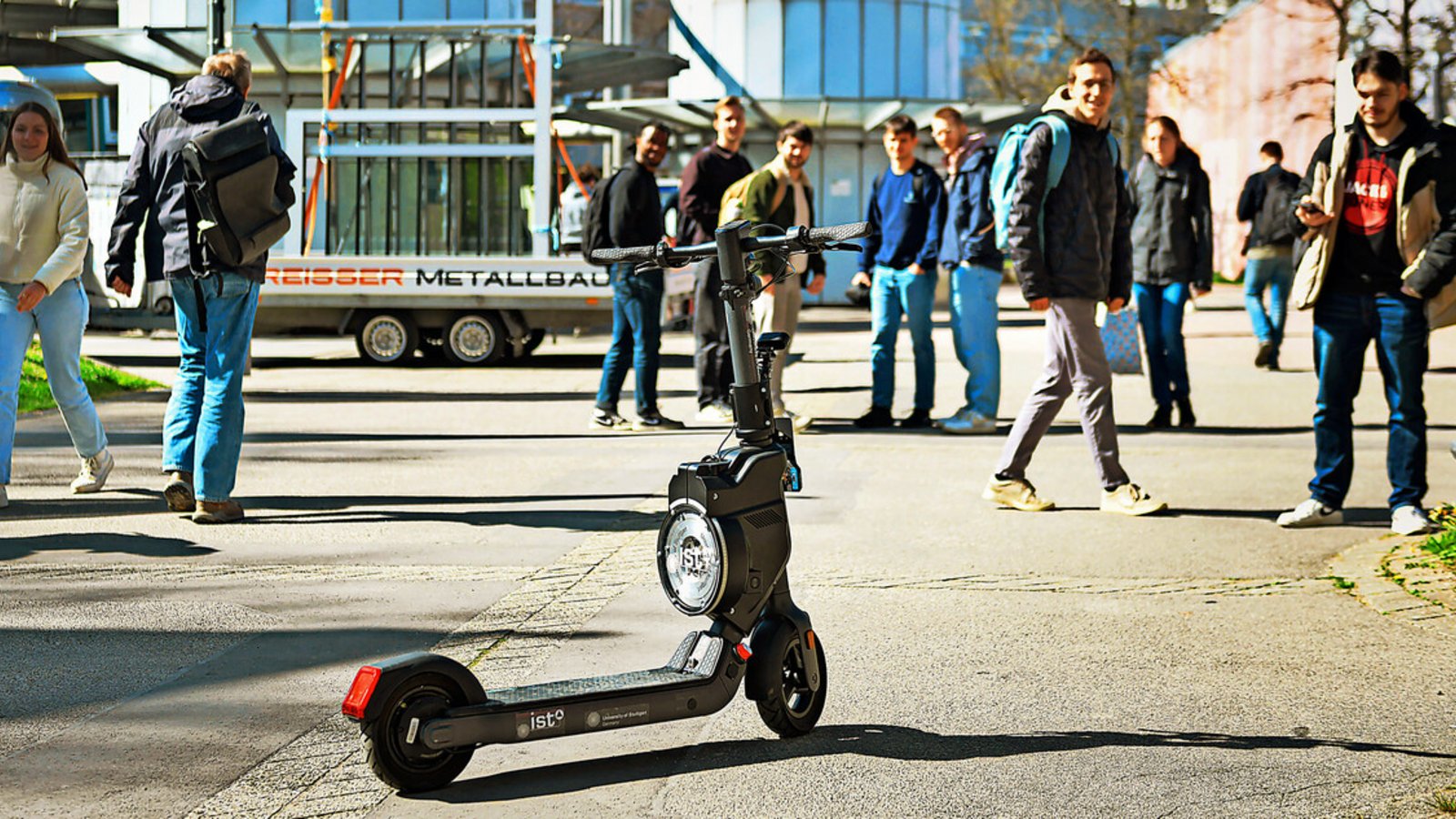 Der autonom fahrende „Geister-Scooter“ mit viel Hightech an Bord zieht an der Universität in Stuttgart-Vaihingen die Blicke der Passanten auf sich.
         Foto: Lichtgut/Max KovalenkoFoto: &nbsp;