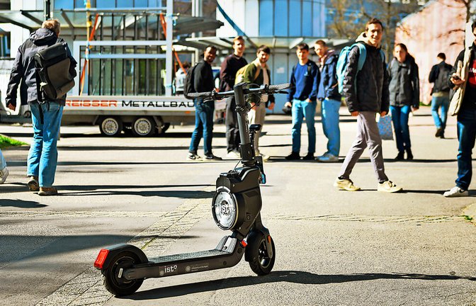 Der autonom fahrende „Geister-Scooter“ mit viel Hightech an Bord zieht an der Universität in Stuttgart-Vaihingen die Blicke der Passanten auf sich.
         Foto: Lichtgut/Max Kovalenko<span class='image-autor'>Foto: &nbsp;</span>