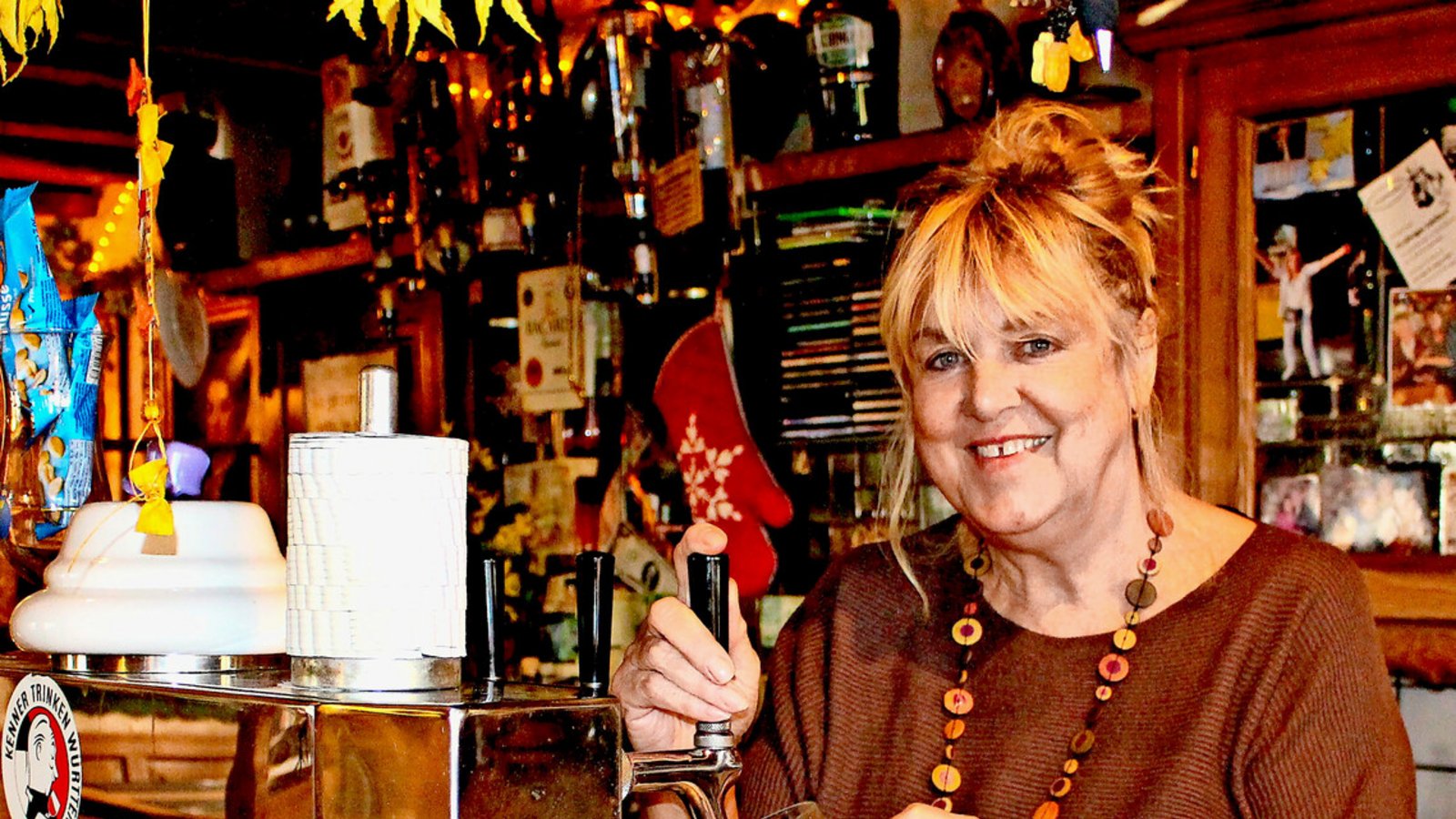 Sonja Benedix steht hinter der Theke des Holzkrugs.Foto: Caroline Holowiecki