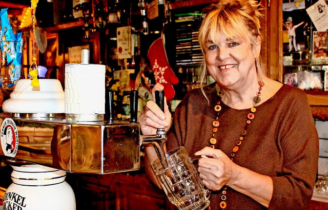Sonja Benedix steht hinter der Theke des Holzkrugs.<span class='image-autor'>Foto: Caroline Holowiecki</span>